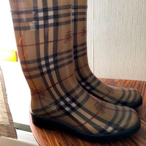 Burberry rubber rain boot